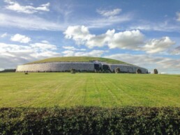Newgrange, Ireland's largest Neolithic passage tomb, c. 3200 BC. One of the Boyne valley tombs By Tjp finn - Own work, CC BY-SA 4.0,